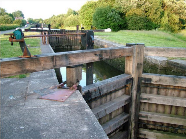 Flight of 7 Locks and Bridges Lock18